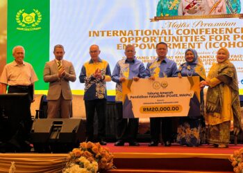 TUANKU Syed Faizuddin Putra Jamalullail (tiga dari kanan) berkenan menyampaikan Tabung Amanah Pendidikan Faizuddin sebanyak RM20,000 kepada Universitas Deztron Indonesia pada Majlis Pelancaran ICOHOPE 2025 di Hotel Grand Mecure, Medan Indonesia. -UTUSAN/ASYRAF MUHAMMAD