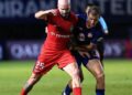 PEMAIN JDT, Joao Figueiredo diasak pemain Buriram United dalam aksi pembukaan Liga Juara-Juara Asia Elit (ACLE) di Stadium Arena Chang, Thailand, sebentar tadi-IHSAN JOHOR SOUTHERN TIGERS