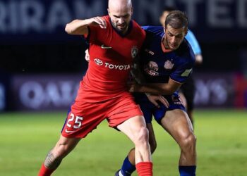 PEMAIN JDT, Joao Figueiredo diasak pemain Buriram United dalam aksi pembukaan Liga Juara-Juara Asia Elit (ACLE) di Stadium Arena Chang, Thailand, sebentar tadi-IHSAN JOHOR SOUTHERN TIGERS