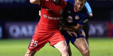 PEMAIN JDT, Joao Figueiredo diasak pemain Buriram United dalam aksi pembukaan Liga Juara-Juara Asia Elit (ACLE) di Stadium Arena Chang, Thailand, sebentar tadi-IHSAN JOHOR SOUTHERN TIGERS