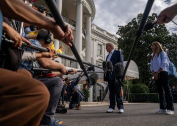 DONALD Trump menjawab soalan media bersama Kai di perkarangan Rumah Putih di Washington.-AFP