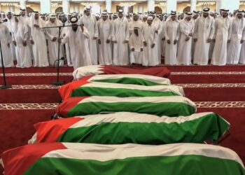 RIBUAN menghadiri pengebumian mangsa yang terbunuh dalam serangan Israel terhadap tokoh Hamas di Masjid Sheikh Mohammed bin Abdul Wahhab, Doha, kelmarin.- AFP