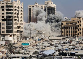 KEPULAN asap kelihatan dari Menara al-Ruya, berhampiran khemah perlindungan penduduk Palestin di kawasan Rimah di Gaza City, pada 8 September lalu.- AFP