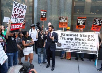 PENUNJUK perasaan berhimpun di luar pejabat ABC di New York bagi membantah penggantungan Jimmy Kimmel.- AGENSI