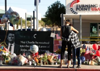 ORANG ramai memberikan penghormatan terhadap Charlie Kirk di tugu peringatan sementara di luar ibu pejabat Turning Point USA di Phoenix, Arizona.- AFP