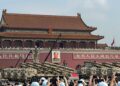 ORANG ramai menyaksikan perarakan aset ketenteraan China di Beijing, baru-baru ini. – AFP