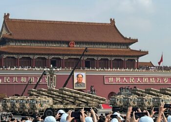 ORANG ramai menyaksikan perarakan aset ketenteraan China di Beijing, baru-baru ini. – AFP