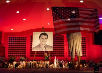 ORANG ramai menghadiri upacara memperingati aktivis dan pempengaruh Charlie Kirk di tugu peringatan sementara di Taman Pusat Bandar Orem, Utah, kelmarin.- AFP