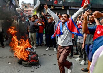 PENUNJUK perasaan membakar tayar semasa perhimpunan mengecam tindakan ganas polis terhadap orang ramai di Kathmandu, pada 9 September lalu.- AFP