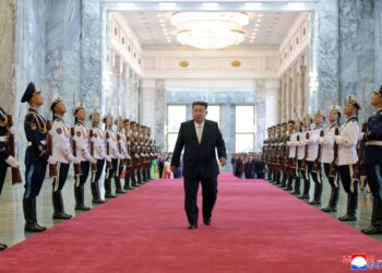 PEMIMPIN Korea Utara, Kim Jong Un (tengah) ketika menghadiri upacara memperingati ulang tahun ke-77 penubuhan Dewan Rakyat Demokratik Korea di Dewan Perhimpunan Mansudae, Pyongyang.- AFP