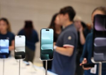 TELEFON iPhone Air baharu dipamerkan di Fifth Avenue Apple Store pada hari pelancaran di New York City, kelmarin.- AFP