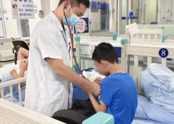 DOKTOR merawat seorang kanak-kanak lelaki yang mengalami masalah pernafasan akibat menyiapkan kerja sekolah tanpa henti di Hospital Pusat Changsha di Hunan, China.-AGENSI