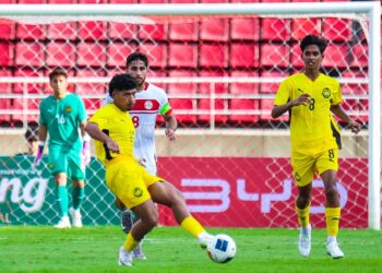 PEMAIN negara, Alif Izwan mengawal bola ketika berdepan Lubnan dalam aksi Kelayakan Piala Asia B-23 di Stadium Thammasat.- IHSAN MALAYSIA NT