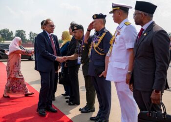 ANWAR Ibrahim tiba di Beijing Capital International Airport untuk berangkat pulang selepas menamatkan lawatan kerja 4 hari di China. 3 September 2025. - FACEBOOK ANWAR IBRAHIM