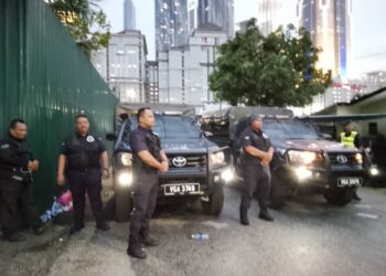PIHAK polis masih berkawal di kawasan operasi pengosongan di Kampung Sungai Baru, Kampung Baru, Kuala Lumpur.