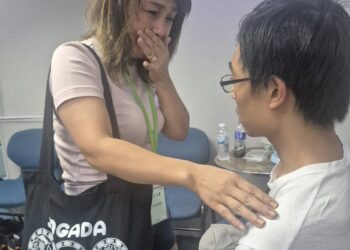 Minerva Balisong akhirnya bertemu anaknya David Balisong setelah melarikan diri ke Malaysia sejak Jun lalu.-GAMBAR MEDIA SOSIAL