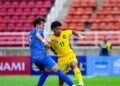 PEMAIN negara, Muhammad Aliff Izwan Yuslan cuba melepasi halangan pemain Mongolia pada aksi kedua kumpulan F Kelayakan Piala Asia B-23 di Thailand sebentar tadi-IHSAN FAM