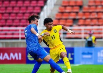 PEMAIN negara, Muhammad Aliff Izwan Yuslan cuba melepasi halangan pemain Mongolia pada aksi kedua kumpulan F Kelayakan Piala Asia B-23 di Thailand sebentar tadi-IHSAN FAM