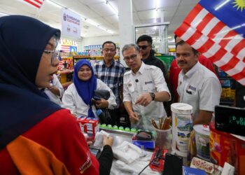 FAHMI fadzil berkunjung di Gemilang Supermarket Semarak, Tawau untuk tinjau perkhidmatan Sumbangan Asas Rahmah (SARA).