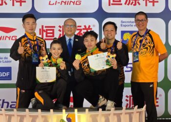 CHONG Kim Fatt (tiga dari kiri) bersama atlet negara di Kejohanan Wushu Dunia di Brazil.