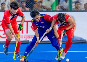 FITRI Saari (tengah) diasak dua pemain Korea Selatan dalam aksi terakhir Super 4 di Stadium Hoki Bihar.- IHSAN HOCKEY INDIA