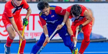FITRI Saari (tengah) diasak dua pemain Korea Selatan dalam aksi terakhir Super 4 di Stadium Hoki Bihar.- IHSAN HOCKEY INDIA