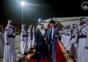 ANWAR Ibrahim tiba di Lapangan Terbang Antarabangsa Doha dan disambut oleh Timbalan Perdana Menteri merangkap dan Menteri Hal Ehwal Pertahanan Qatar Sheikh Saoud bin Abdulrahman Al Thani. - IZZUDDIN ABD. RADZAK/PEJABAT PERDANA MENTERI