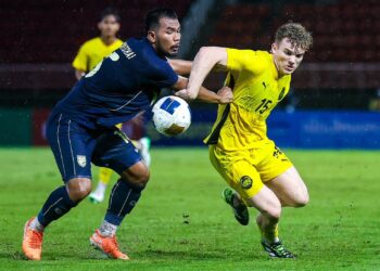 PENYERANG skuad bawah 23 (B-23) negara, Fergus Tierney (kanan) dikawal ketat oleh pertahanan Thailand dalam aksi terakhir Kumpulan F Kelayakan Piala Asia B-23 2026 di Stadium Thammaasat di Bangkok, Thailand, kelmarin.- IHSAN MALAYSIA NT