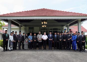 SULTAN Ibrahim (tengah) berkenan menghadiri sesi taklimat laporan terkini berhubung gempa bumi yang berlaku di Segamat.