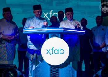 ANWAR Ibrahim bersama Premier Sarawak, Tan Sri Abang Johari Tun Openg ketika pelancaran X-FAB Sarawak 40K Fab Expansion-FB Anwar Ibrahim