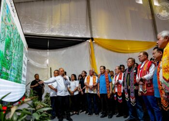 YAB Perdana Menteri, Dato' Seri Anwar Ibrahim merasmikan projek Sarawak Sabah Link Road Fasa 2 (SSLR2) di Nanga Mendamit, Sarawak.

Turut hadir Premier Sarawak Tan Sri Abang Johari Tun Openg, Timbalan Perdana Menteri Datuk Seri Fadillah Yusof, Menteri Kerja Raya Datuk Seri Alexander Nanta Linggi dan timbalannya Datuk Seri Ahmad Maslan.

11 September 2025. AFIQ HAMBALI/Pejabat Perdana Menteri.

NO SALES; NO ARCHIVE; RESTRICTED TO EDITORIAL USE ONLY. NOTE TO EDITORS: This handout photos may only be used for e