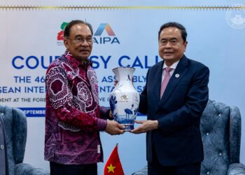 Perdana Menteri, Datuk Seri Anwar Ibrahim menerima kunjungan hormat daripada pengerusi Dewan Negara Vietnam, Trần Thanh Mẫn di World Trade Center Kuala Lumpur. -FB ANWAR IBRAHIM