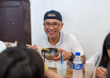 TENGKU Zafrul berkongsi gambar  beliau bersama keluarga menikmati hidangan di restoran tersebut yang pernah menerima pengiktirafan Michelin. - FACEBOOK TENGKU ZAFRUL