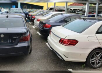 Antara kenderaan import yang dirampas Kastam dalam dua serbuan berasingan di sekitar Lembah Klang. FOTO ihsan JKDM