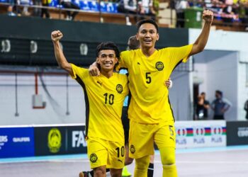 MOHAMAD Awaluddin (kanan) meledak gol kemenangan skuad futsal negara ketika menewaskan UAE 1-0 di Stadium Tertutup SUKPA, malam ini.