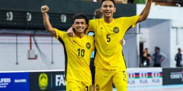 MOHAMAD Awaluddin (kanan) meledak gol kemenangan skuad futsal negara ketika menewaskan UAE 1-0 di Stadium Tertutup SUKPA, malam ini.