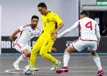 MOHAMAD Awalluddin Mat Nawi (tengah) meledak gol kemenangan ketika Malaysia menumpaskan UAE 1-0, kelmarin.