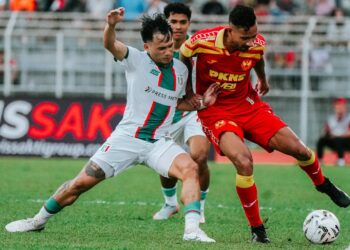AKSI Kuching City menentang Selangor FC di Stadium Negeri di Kuching, hari ini.- IHSAN SELANGOR FC