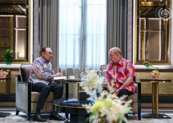 SULTAN Ibrahim berkenan menerima menghadap Anwar Ibrahim di Istana Bukit Tunku di sini hari ini.