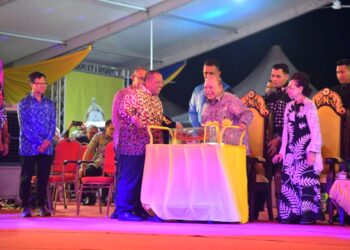 TUANKU Syed Sirajuddin Jamalullail (tengah) menyempurnakan perasmian Pesta Air Antarabangsa Kuala Perlis 2025 di tapak MBI, Kuala Perlis malam tadi. Turut kelihatan, Abu Bakar Hamzah (kiri).-UTUSAN/IZLIZAN OTHMAN