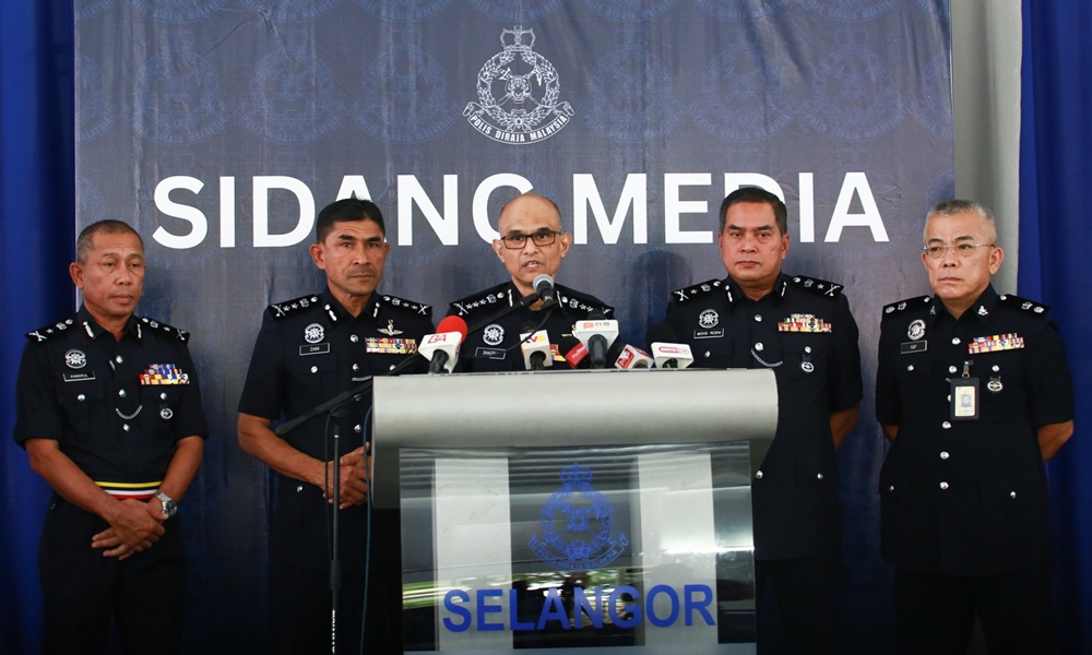 Polis ditahan