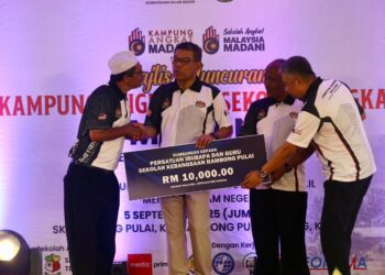 SAIFUDDIN Nasution Ismail menyampaikan sumbangan kepada Persatuan Ibu Bapa dan Guru (PIBG) SK Rambong Pulai yang dijadikan Sekolah Angkat Madani Jabatan Imigresen di Baling.
