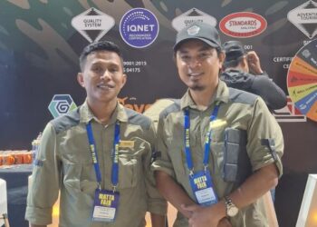 MOHD. Hafiz Zakaria (kanan) bersama Pegawai Perhubungan Pekerja dan Awam Gopeng Glamping Park, Mohd. Riduan Jamaludin ketika ditemui di MATTA Fair yang berlangsung di MITEC, Kuala Lumpur.