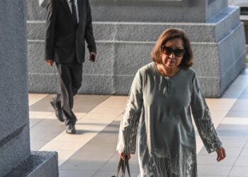 ISTERI kepada bekas Menteri Kewangan, Allahyarham Tun Daim, Toh Puan Na'imah Abdul Khalid ketika tiba bagi sebutan kes pertuduhan gagal mengisytiharkan harta di Mahkamah Tinggi Jenayah Kuala Lumpur di sini, hari ini.- UTUSAN/SYAKIR RADIN