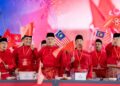 MUHYIDDIN Yassin bersama Hamzah Zainudin pada hari terakhir Perhimpunan Agung Tahunan (PAT) Parti Pribumi Bersatu Malaysia (Bersatu) di Pusat Konvensyen Ideal (IDCC), Shah Alam, semalam. – UTUSAN/SADDAM YUSOFF