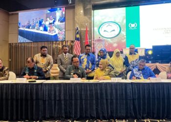TUANKU Syed Faizuddin Putra Jamalullail (belakang, tiga dari kiri) berkenan menyaksikan Majlis Menandatangani LOI yang berlangsung di Hotel Grand Mecure, Medan, Indonesia. -UTUSAN/ASYRAF MUHAMMAD
