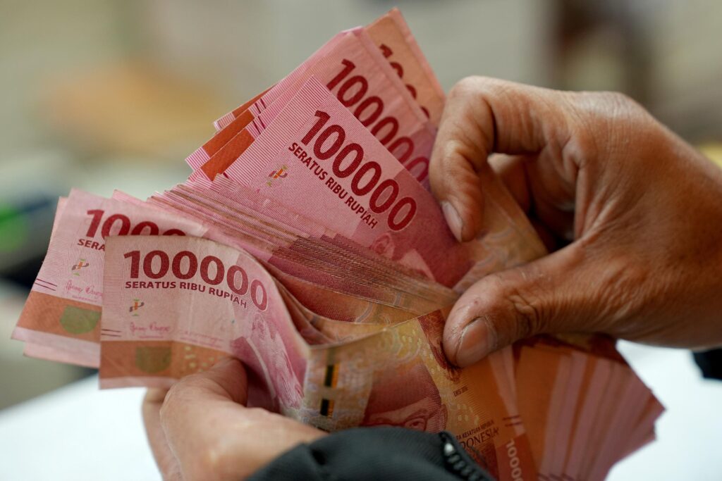 Saham, nilai mata wang Indonesia menyusut akibat protes ganas