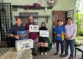 TIMBALAN Naib Canselor (HEPA) Unimap, Prof. Dr Mohd Mustafa Al Bakri Abdullah (kiri) mewakili Naib Canselor Unimap melaksanakan Ziarah Kasih Unimap di rumah salah seorang bakal pelajar di Terengganu bagi menyampaikan bantuan baru-baru ini.-UTUSAN