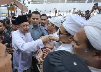 ANWAR Ibrahim ketika ditemui selepas menunaikan solat Jumaat di Masjid Jamek Sri Petaling, Bandar Baru Sri Petaling, di sini hari ini. - UTUSAN/AMIR KHALID