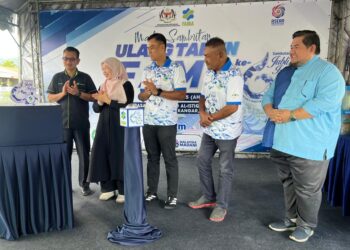 MOHD. Anzara Azizan (tiga dari kanan) menyaksikan gimik pelancaran Program Jualan Agro Madani Bersempena Sambutan Jubli Intan Ulang Tahun FAMA Ke-60 di Masjid Al-Istiqamah, Padang Katong, Kangar, Perlis, hari ini. -UTUSAN/ASYRAF MUHAMMAD